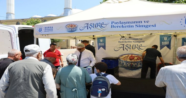 Bursa Büyükşehir’in aşure geleneği Şirinevler’de yaşatıldı
