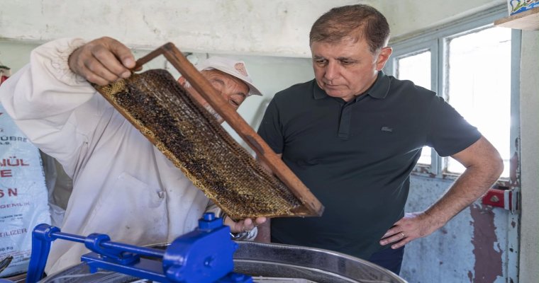 İzmir’de Başkan Tugay üreticiyle bal sağdı