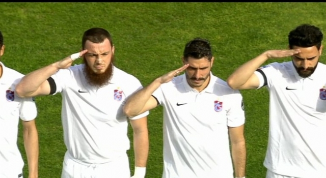 trabzonsporlu-futbolcular-saygi-durusunda-asker-8319055_2538_m