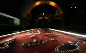 15 bin dolarlık tespih serginin gözdesi oldu