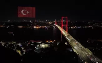 15 Temmuz Şehitler Köprüsü semalarında dronlarla ışık gösterisi büyüledi