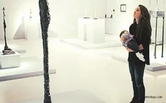 3 aylık oğluyla müze gezdi