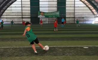 676 öğrenci sahada ter döküyor