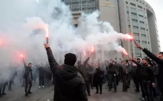 Adliye koridorunu tribüne çevirdiler