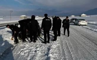 Ağrı’da infaz ve koruma memurlarından yol yardımı