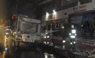 AK Parti Binası Önünde Bekletilen TOMA'ya Bomba Atıldı: 1 Polis Yaralı