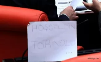 AK Parti sıralarında Hoşgeldin Torinolu yazısı