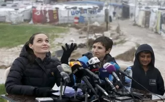 Angelina Jolie'den Lübnan'da mülteci kampını ziyaret etti