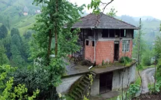 Anne Yadigarı Evi Yıkmaya Kıyamayınca Çatıya Taşıdı