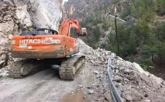 Antalya Büyükşehir ekiplerinden Alacami Yolu’nda heyelan çalışması