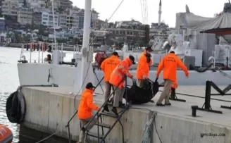 Antalya'da denizdeki cesedi turistler farketti
