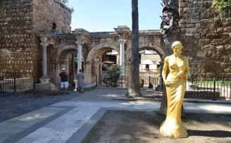 Antalya’da ’Venüs’ heykelleri kenti süslemeye başladı