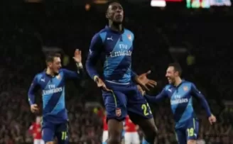 Arsenal Old Trafford'da bileti kaptı