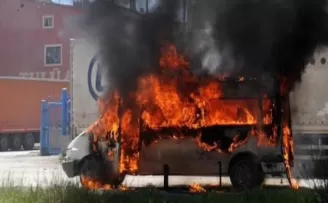 Ateşe Verilen HDP Minibüsünün Şoförü Yoğun Bakımda