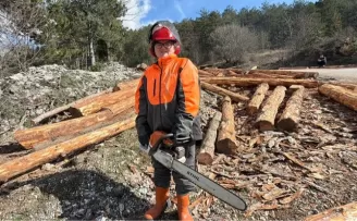 Babası ormanda hayatını kaybetti, o baltayı elinden bırakmadı!