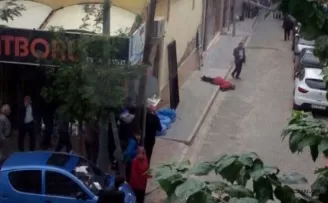 Bacaklarından vurduğu bayanın başında bekledi