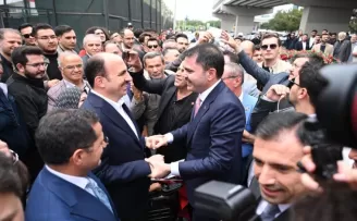 Bakan Kurum Konya Türbeönü’nde kucaklaştı