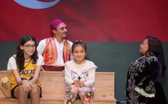 Balıkesir Gömeç’te engelli oyuncular tiyatroyal yüreklere dokundu