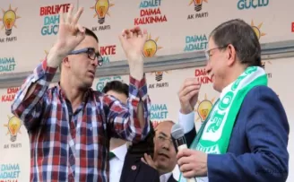Başbakan Davutoğlu, Bingöl'de Sağır Dilsiz Gençle İşaret Diliyle Konuştu