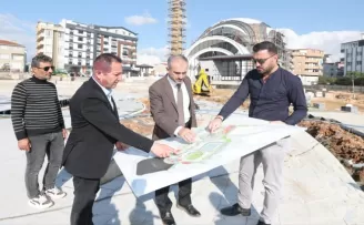 Başkan Çiftçi, Çayırova Kent Meydanı’nda incelemelerde bulundu