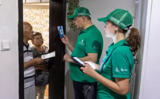 Başkan Tugay “Dönüşüme Evde Başla” projesi için QR kodlu poşet dağıttı