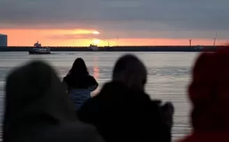 Batmayan Güneş, İzlandalı Müslümanları İkiye Böldü