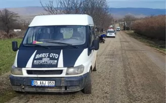 Bilecik Pazaryeri’nde motosiklet ile minibüs çarpıştı!