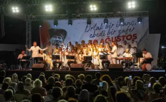 Bornova Büyükpark’ta bayrak denizi ve türkü şöleni