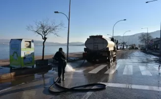 Bursa Gemlik’te Kurşunlu sahilinde fırtına sonrası temizlik