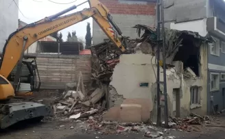 Bursa Osmangazi’de metrukların yıkımına devam