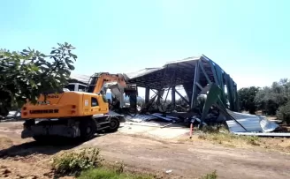 Bursa Osmangazi’de tarım alanına kaçak yapılan depo yıkıldı