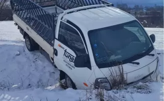 Buzlanma kazaya yol açtı! Kamyonet tarlaya uçtu, 1 yaralı