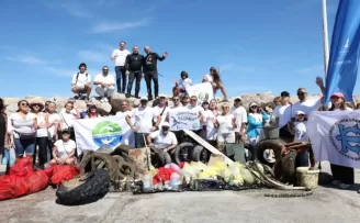 Çeşme kıyılarından 1,5 ton atık çıkarıldı