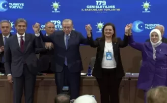 CHP’li iki belediyeden AK Parti’ye katılım... Rozetlerini Erdoğan taktı