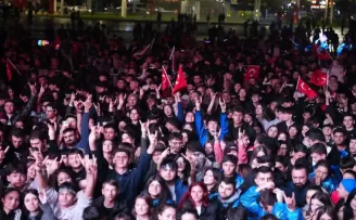 Cumhuriyet coşkusu Kocaeli’de yağmur tanımadı