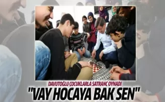 Davutoğlu çocuklarla satranç oynadı