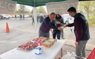 Diyarbakır’da mezarlık ziyaretinde bulunanlara ikram