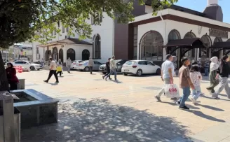 Düzce’de burası cami avlusu mu, otopark mı?