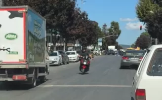 Düzce’de Kuyumcuzade Bulvarı’nda tehlikeli yolculuk kamerada