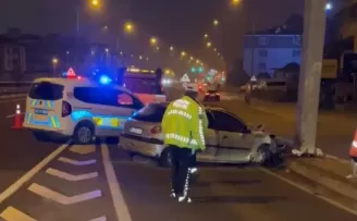 Düzce’de otomobil refüje çarptı!
