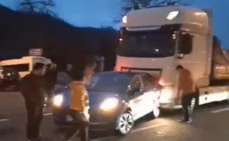 Düzce’de otomobile tır arkadan çarptı!