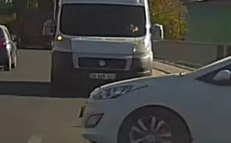 Düzce’de ters yönde ilerleyen minibüs trafiği tehlikeye düşürdü