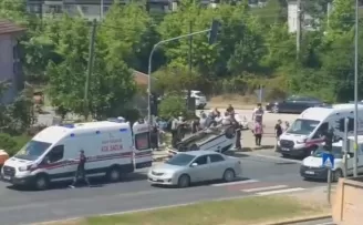 Düzce’de yaya geçidinde araç takla attı: 3 yaralı!