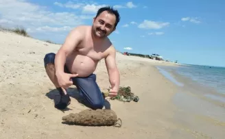 Edirne Enez’de denizde yüzerken top mermisi buldu!