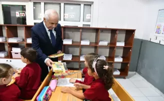Edirne Keşan’da minik öğrencilere kırtasiye desteği