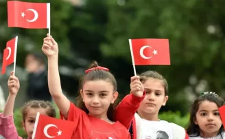 Eğitimde ikinci dönem ’Bayrak Sevgisi’ temasıyla başladı