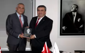 Emekli büyükelçiden ekonomi muhabirlerine ’protokol’ dersi