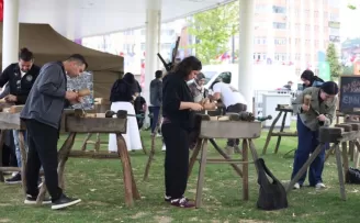 EnFest’te genç eller ahşap ve deri atölyelerinde üretti