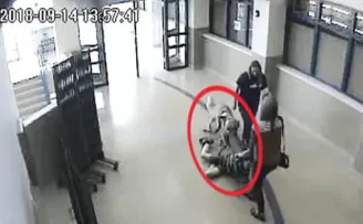 Engelli çocuğu köpeğe bağlayarak yerlerde sürüklediler!