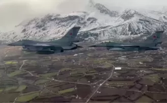 Erzincan semalarında muharip uçak geçişi